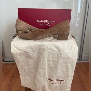 Salvatore Ferragamo Vara Suede and Patent Leather Pumps - Size 7B - Clay Suede